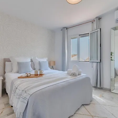 Apartment Vacation I Sea Views, 24-7 Security, Parking, Walk To Everything In Luxurious Puerto Banus Marbella