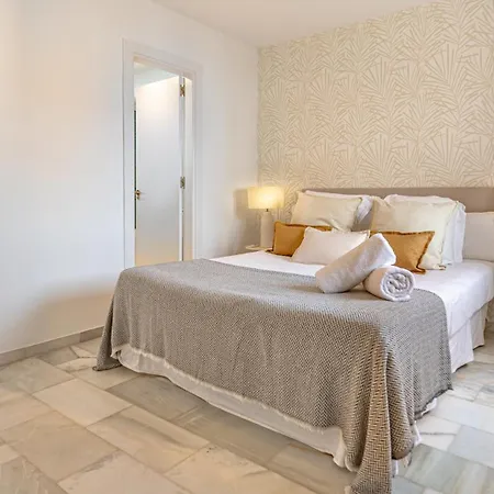 Vacation I Sea Views, 24-7 Security, Parking, Walk To Everything In Luxurious Puerto Banus شقة ماربيا